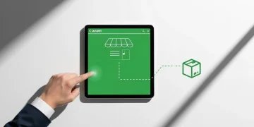 Fotografia profissional de um modelo de negócio de dropshipping, com uma mão apontando para uma interface de loja online em um tablet, e uma linha verde abstrata conectando à imagem de um pacote, simbolizando o envio direto do fornecedor, tudo em um fundo branco minimalista.